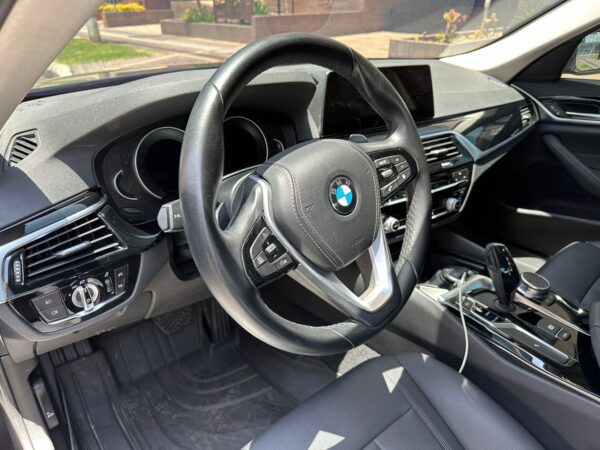 BMW 530i AUT - 2019 - Imagen 8